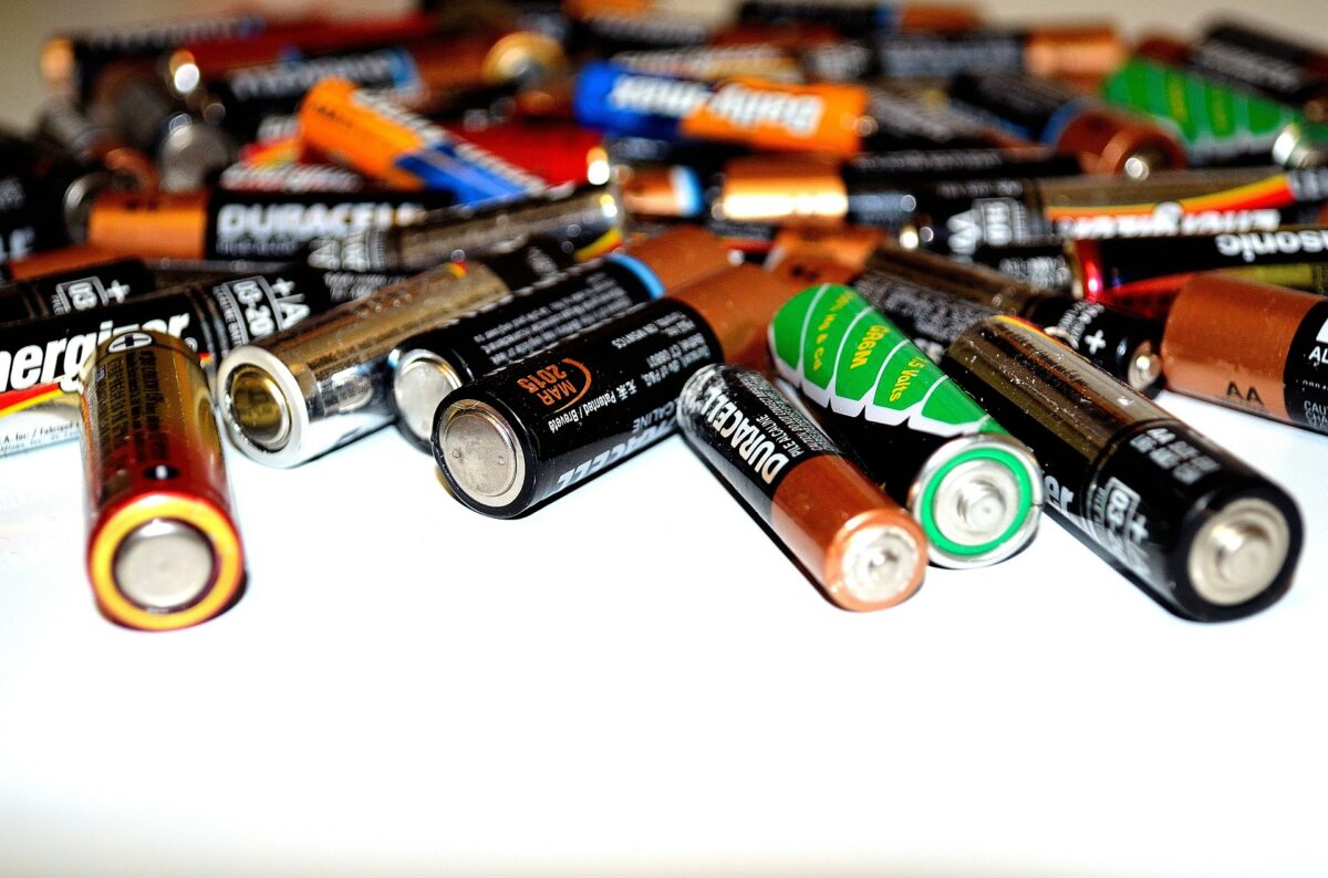 Různé baterie jako ilustrační foto