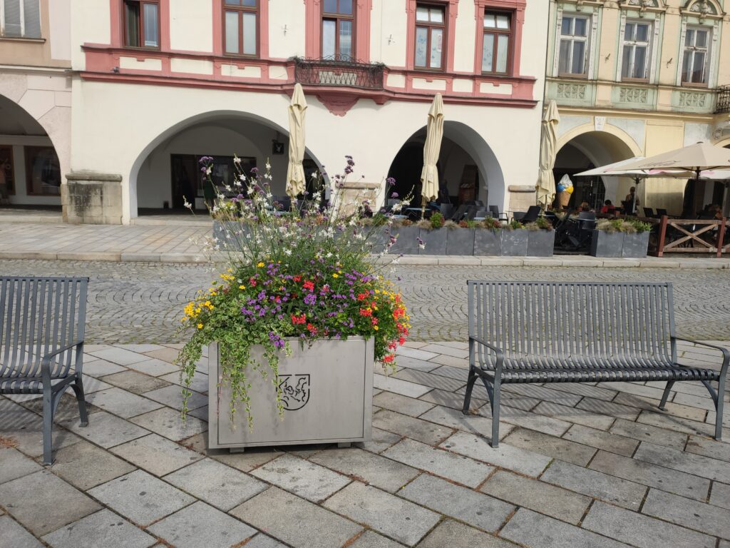 Květinová výzdoba na Masarykově náměstí - mobilní zeleň