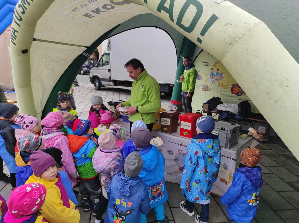 Fotografie z Dne Země 18.04.2023 na náměstí - skupina dětí u informačního stánku
