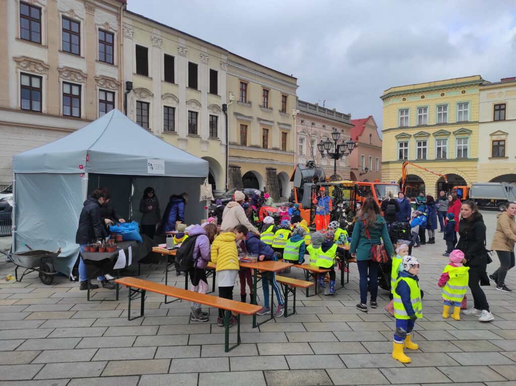 Fotografie z Dne Země 18.04.2023 na náměstí - aktivity pro děti připravené Technickými službami města