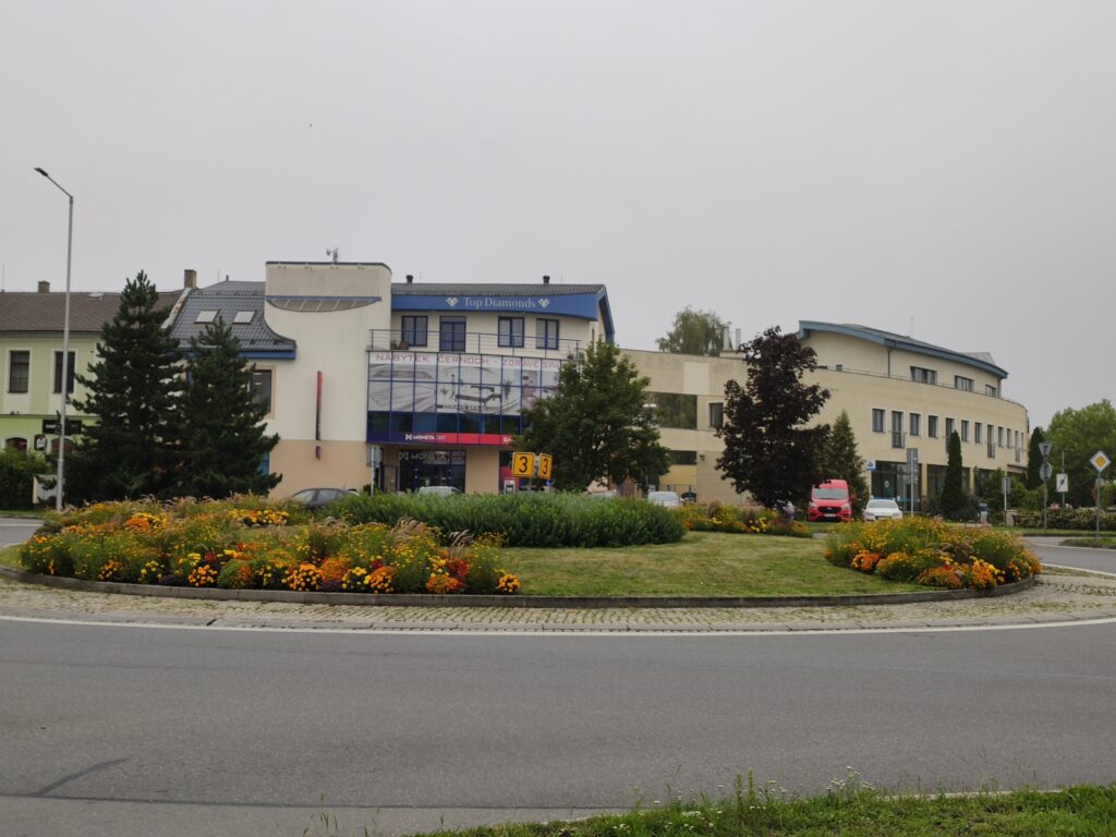 Květinový rondel na ulici Sokolovská