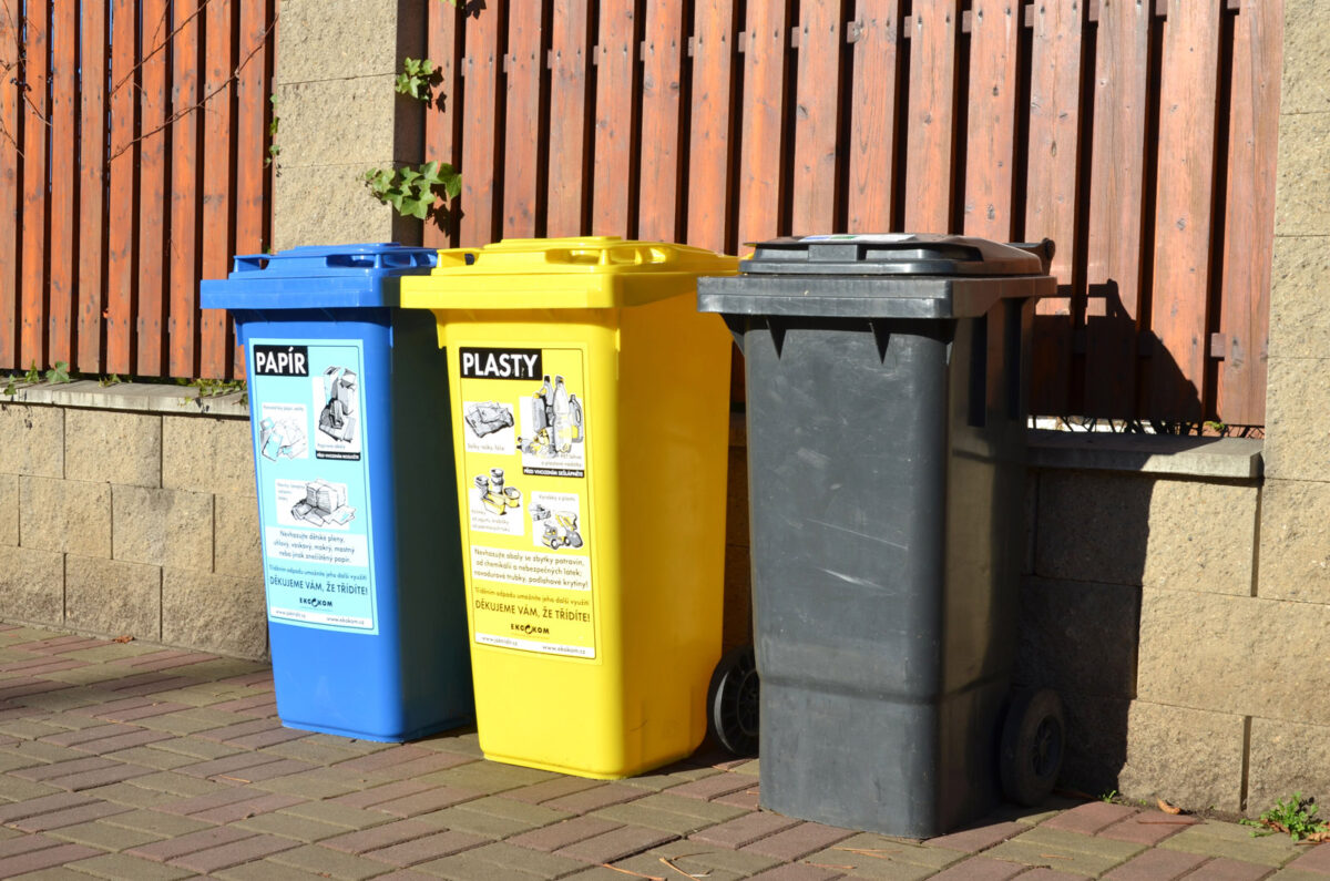 Nádoby na třídění odpadu, žlutá, modrá a černá popelnice