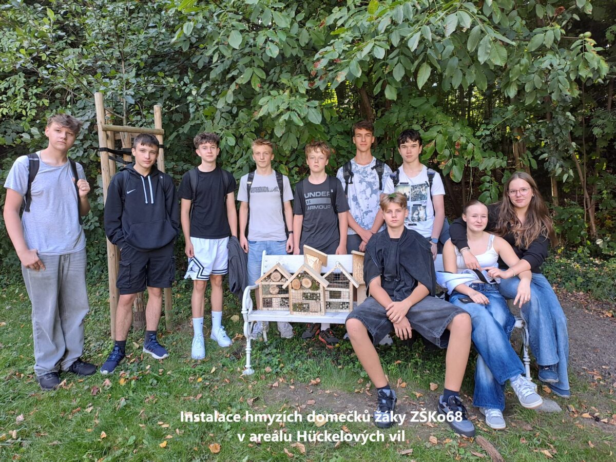 Instalace hmyzích domečků žáky ZŠKo68 v areálu Hückelových vil