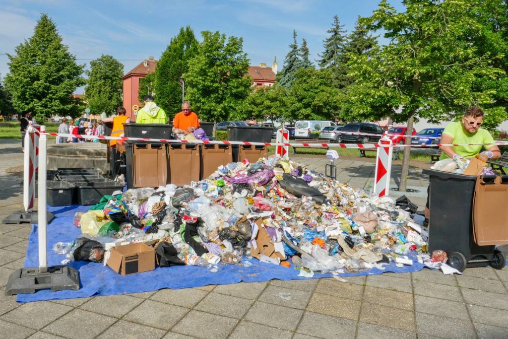 Vzorek směsného komunálního odpadu vysypaný na ploše před vytřízením